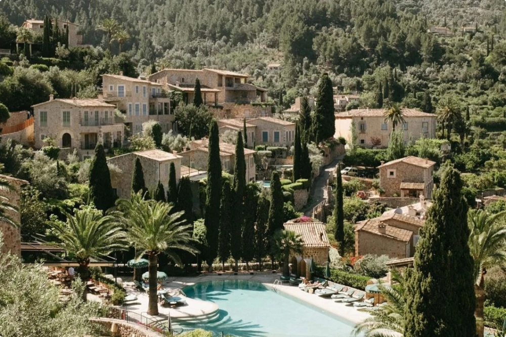 Vista aérea de una propiedad en Mallorca que muestra la piscina exterior.
